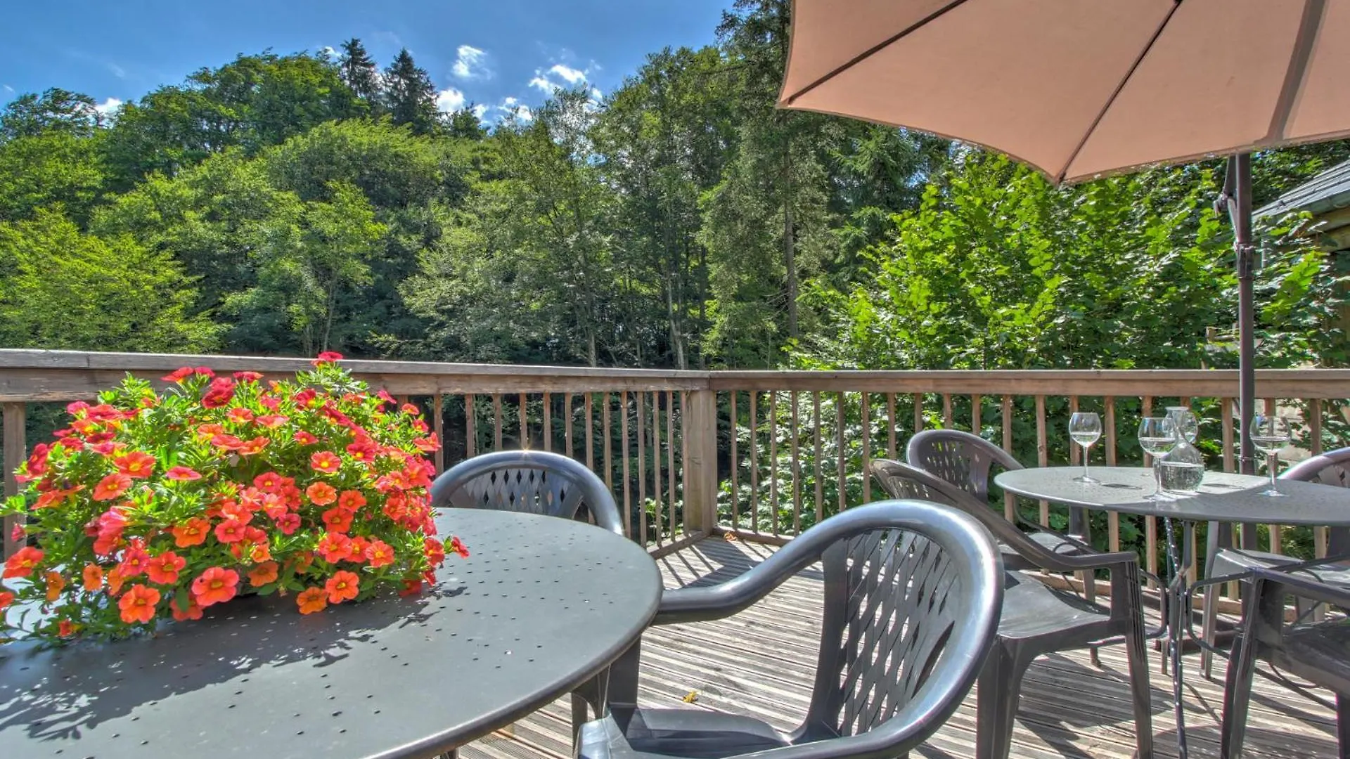 Spacious 4 Bedroom Apartment In Essert Romand