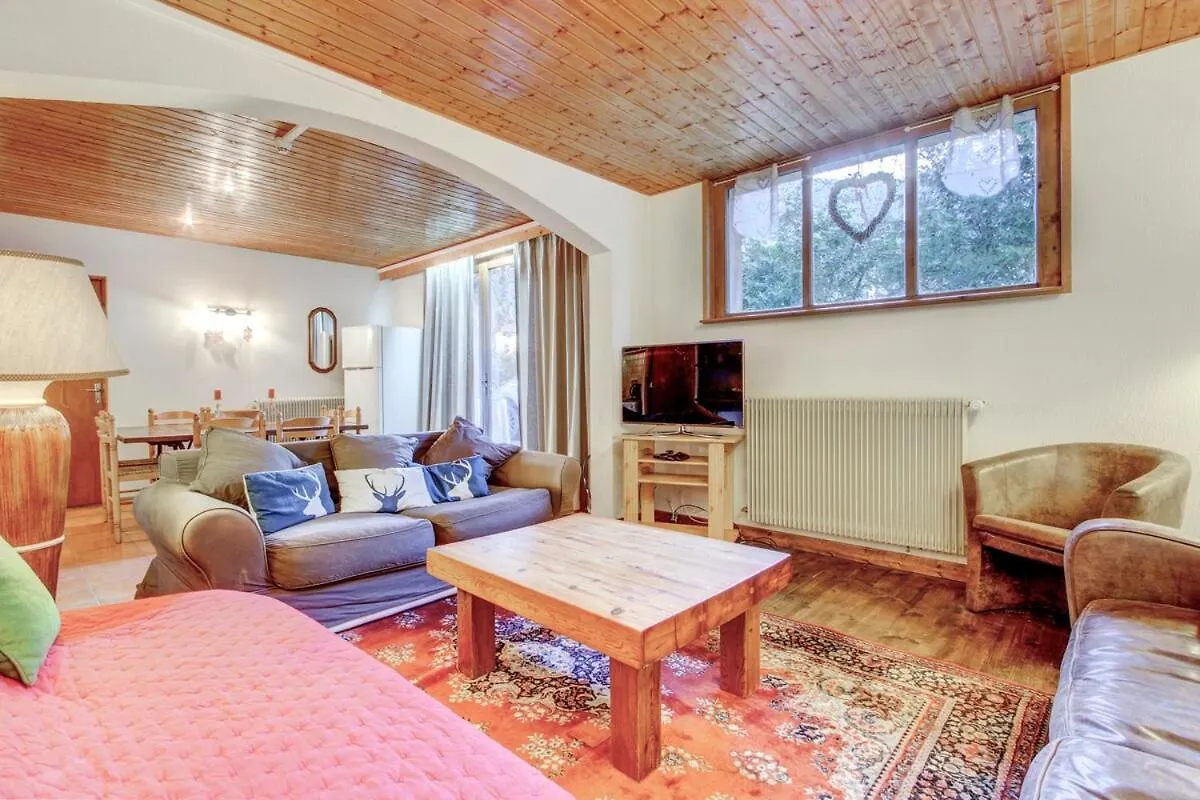 Spacious 4 Bedroom Apartment In Essert Romand Franciaország