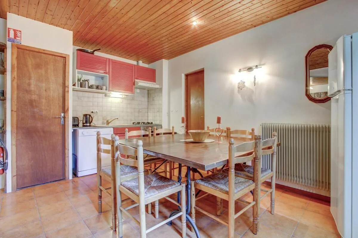 Spacious 4 Bedroom Apartment In Essert Romand 0*, Essert-Romand